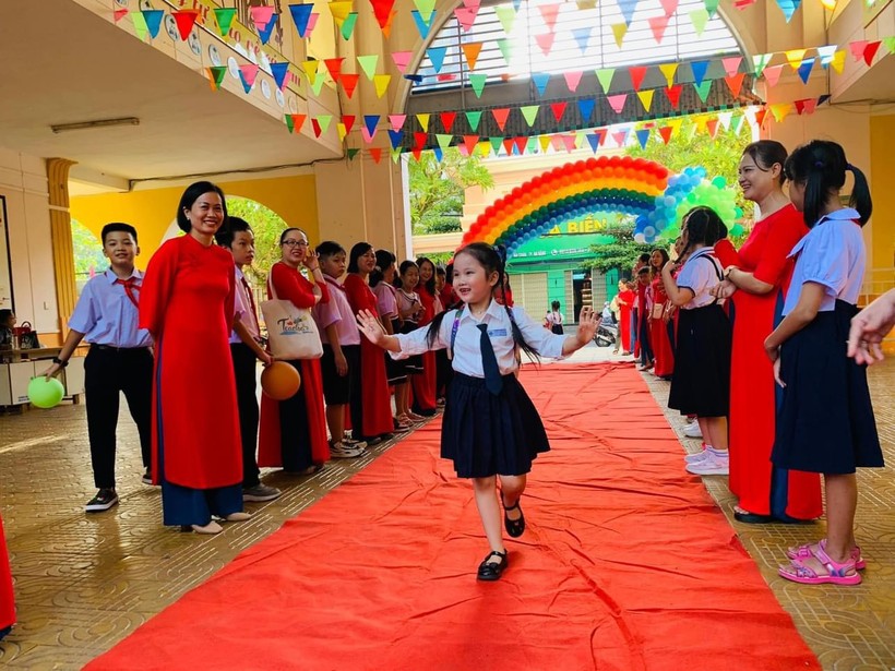 Niềm vui của học sinh lớp 1, Trường Tiểu học Phù Đổng (quận Hải Châu, TP Đà Nẵng) trong ngày tựu trường. 