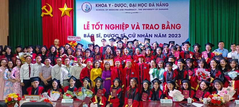 Khoa Y - Dược, ĐH Đà Nẵng tổ chức lễ trao bằng tốt nghiệp năm 2023. 