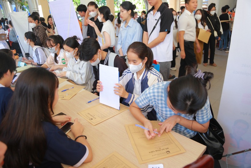 Tân sinh viên Trường ĐH Kinh tế, ĐH Đà Nẵng làm thủ tục nhập học trực tiếp. 