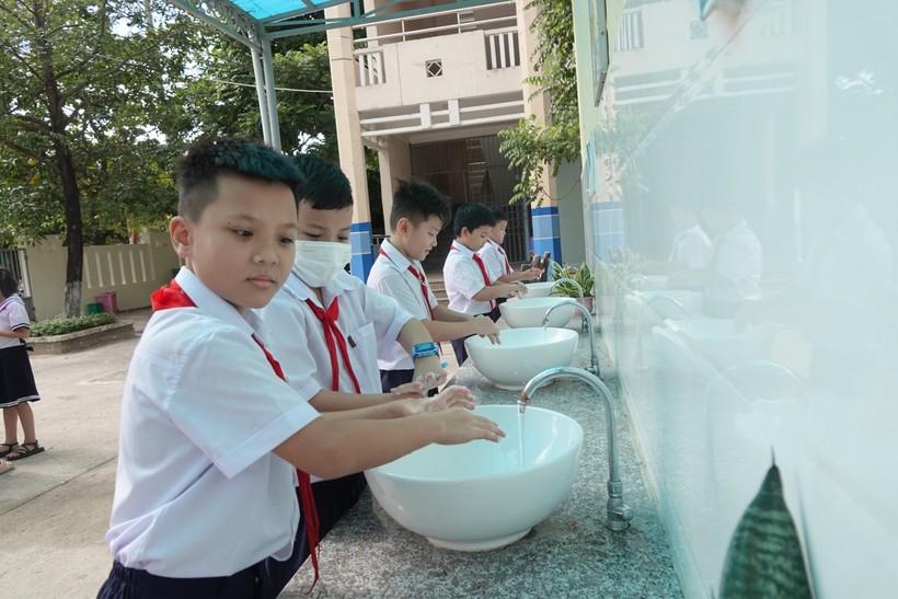 Học sinh Trường Tiểu học Duy Tân (quận Liên Chiểu, TP Đà Nẵng) được nhắc nhở phải rửa tay thường xuyên bằng xà phòng, dung dịch sát khuẩn. 