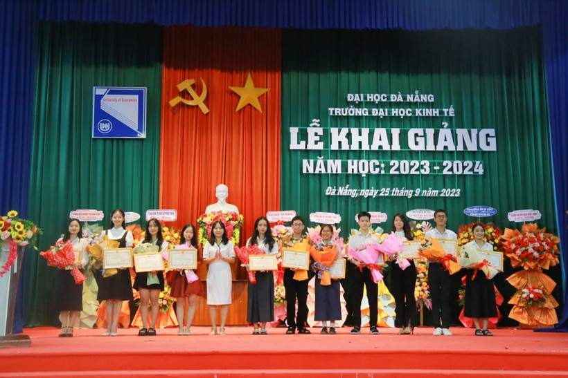 Đại diện Ban giám hiệu Trường ĐH Kinh tế, ĐH Đà Nẵng khen thưởng cho sinh viên trong lễ khai giảng. 
