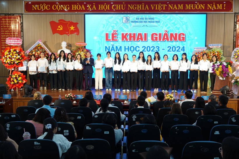 Đại diện BGH Trường ĐH Ngoại ngữ, ĐH Đà Nẵng trao thưởng cho tân sinh viên có kết quả cao trong kỳ tuyển sinh 2023.
