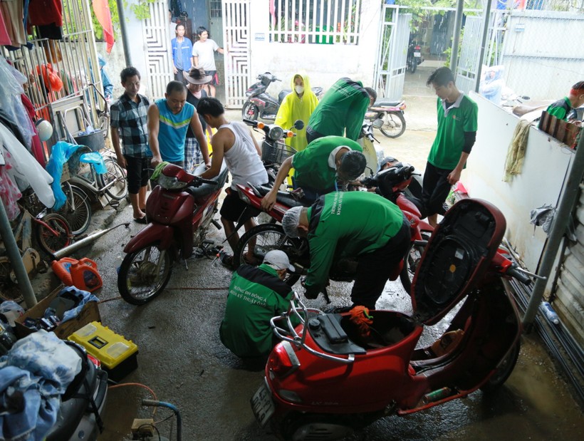 Đội đội SOS SV ĐH Đông Á lập điểm sửa xe bị ngập nước miễn phí tại khu vực đường Mẹ Suốt (Đà Nẵng). 