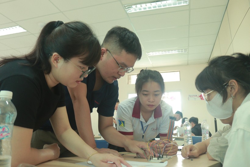 Sinh viên Trường ĐH Bách khoa, ĐH Đà Nẵng tham gia Workshop "Digital Circuits" tìm hiểu về mạch kỹ thuật số.