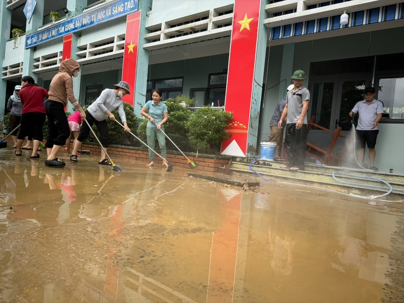 Giáo viên và phụ huynh Trường Tiểu học Hồng Quang dọn vệ sinh trường lớp do bị ngập nước sau trận mưa lớn ngày 13/10 vừa qua.