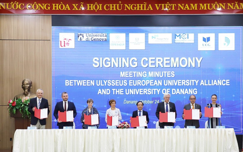 Đại diện ĐH Đà Nẵng ký kết biên bản hợp tác toàn diện với Liên minh các trường đại học châu Âu.