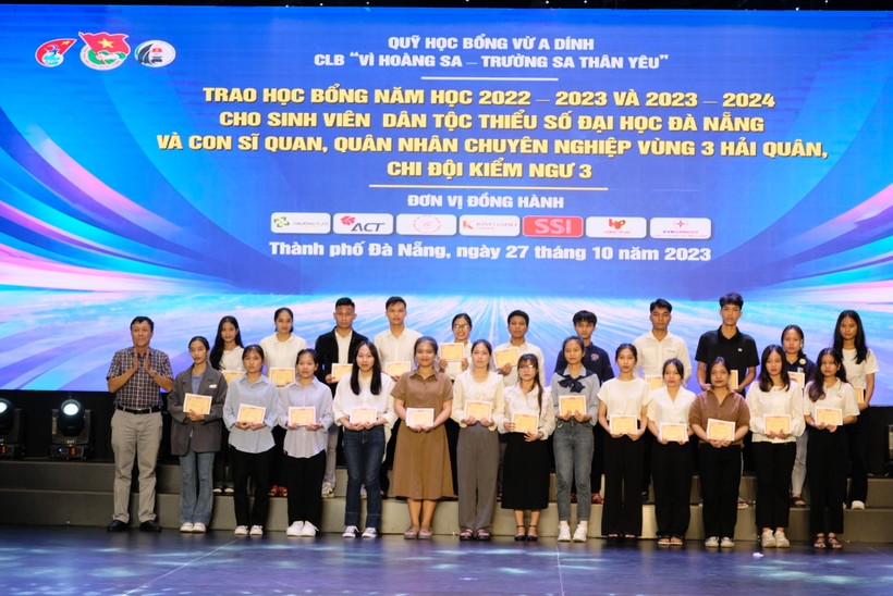 Quỹ học bổng Vừ A Dính trao 440 suất học bổng tại Đà Nẵng cho cho học sinh, sinh viên. 