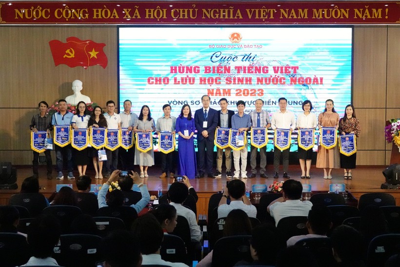 Ban tổ chức trao cờ lưu niệm cho 15 đội dự thi Vòng sơ khảo cuộc thi hùng biện tiếng Việt cho lưu học sinh nước ngoài học tập tại Việt Nam năm 2023. 