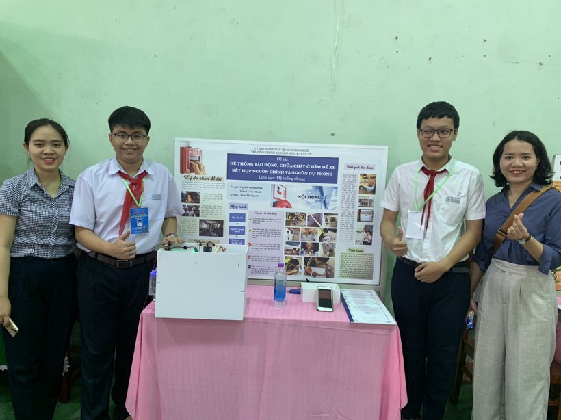 Một poster và sản phẩm trưng bày tham gia dự thi tại cuộc thi Khoa học Kỹ thuật do Phòng GD&ĐT Thanh Khê (Đà Nẵng) tổ chức.