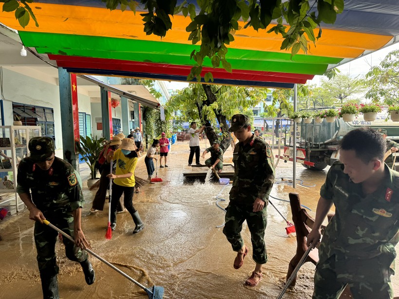Một lượng lớn bùn non đọng lại ở sân trường và các phòng học của Trường Tiểu học Hồng Quang sau trận mưa lớn đêm 7/11. 