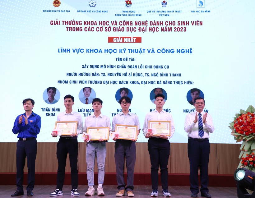 Thứ trưởng Bộ GD-ĐT Nguyễn Văn Phúc (bên phải) và Bí thư Trung ương Đoàn Nguyễn Minh Triết trao giải Nhất cho SV Trường ĐH Bách khoa - ĐH Đà Nẵng. 