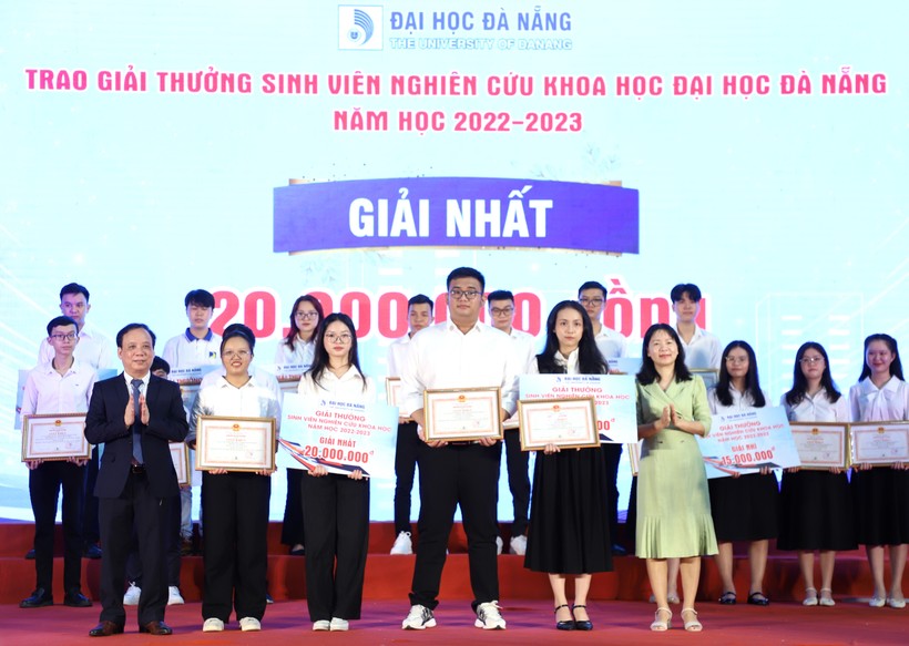 PSG.TS Nguyễn Ngọc Vũ, Giám đốc ĐH Đà Nẵng trao giải Nhất Giải thưởng SV NCKH năm học 2022-2023. 