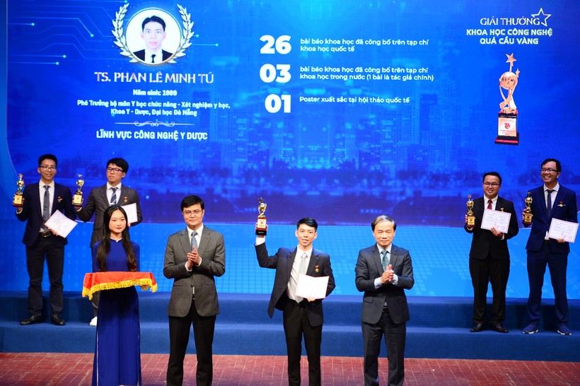 TS Phan Lê Minh Tú (thứ 2 từ phải sang) trong lễ trao giải Giải thưởng Khoa học Công nghệ Quả cầu Vàng năm 2022. 