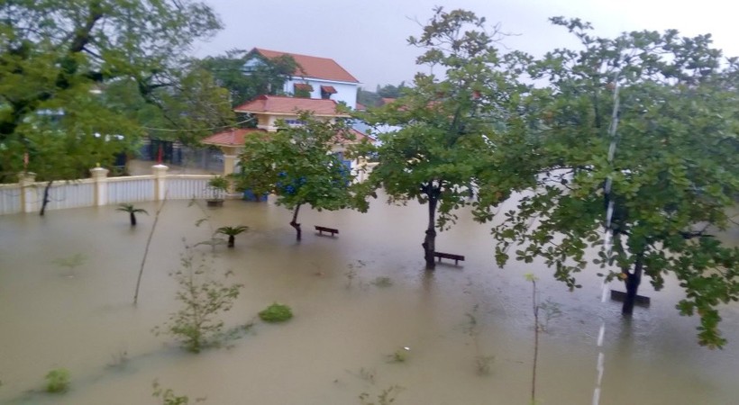 Trường THCS Hồ Văn Tứ, thị xã Hương Trà (Thừa Thiên - Huế) mênh mông trong nước lũ.