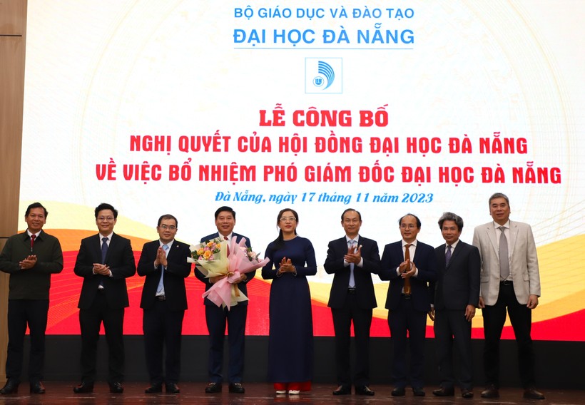 PGS.TS Nguyễn Mạnh Toàn (thứ 4 từ trái sang) giữ chức vụ Phó Giám đốc ĐH Đà Nẵng.