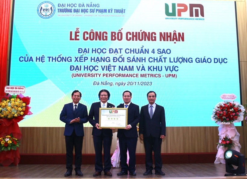 GS. TS Nguyễn Hữu Đức, Viện Đổi mới sáng tạo UPM trao "Chứng nhận đạt chuẩn 4 sao" cho tập thể Trường ĐH Sư phạm Kỹ thuật, ĐH Đà Nẵng. 