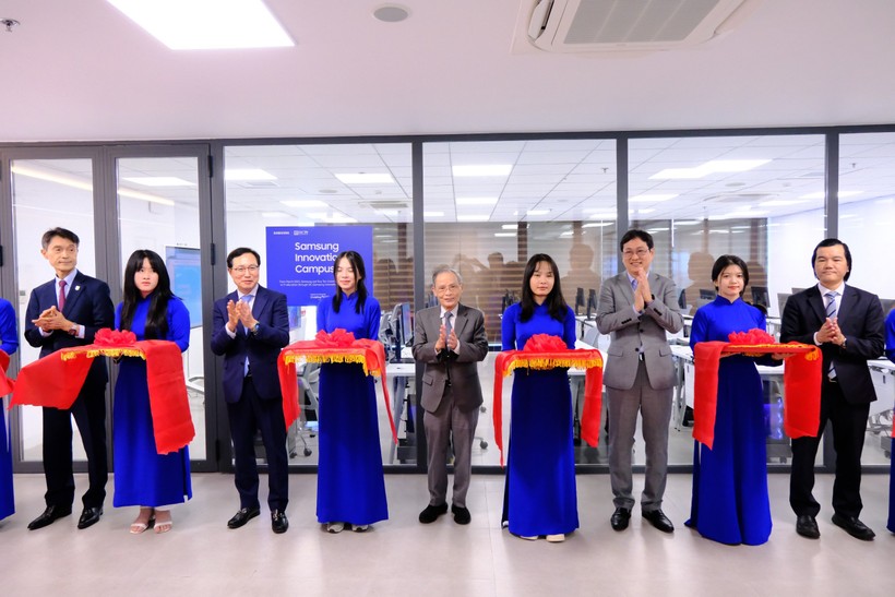 Lễ bàn giao phòng Lab cho Trường ĐH Duy Tân trong khuôn khổ chương trình Samsung Innovation Campus.