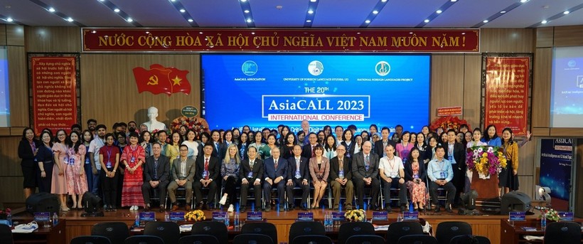 Các chuyên gia, đại biểu tham dự phiên toàn thể của Hội thảo Quốc tế AsiaCALL.