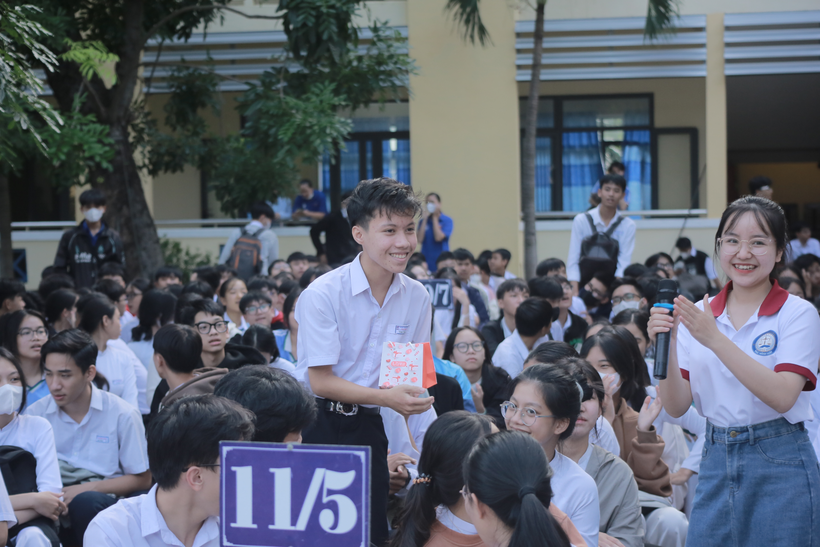 Học sinh Trường THPT Nguyễn Trãi (Liên Chiểu, TP Đà Nẵng) giao lưu ở Mục hỏi đáp pháp luật sau chương trình Phiên tòa giả định. (Ảnh: Trường ĐH Luật, ĐH Huế)
