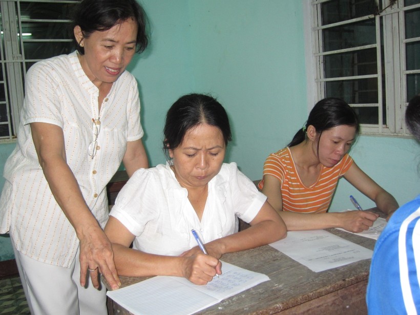 Một lớp dạy học xóa mù chữ cho phụ nữ ở khu chung cư đầu tuyến Sơn Trà - Điện Ngọc. (Ảnh tư liệu). 
