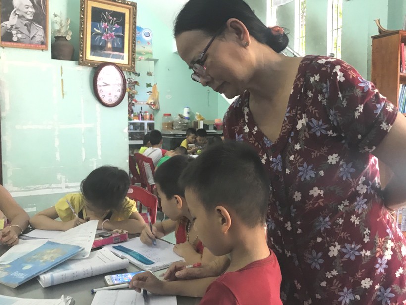 Lớp học kèm miễn phí của cô giáo hưu trí Lê Thị Châu. 