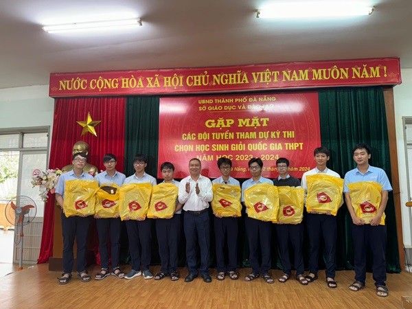Ông Mai Tấn Linh, Phó GĐ Sở GD&ĐT Đà Nẵng (thứ 5 từ trái sang) tặng quà động viên đội tuyển toán tham dự Kỳ thi học sinh giỏi quốc gia lớp 12. 