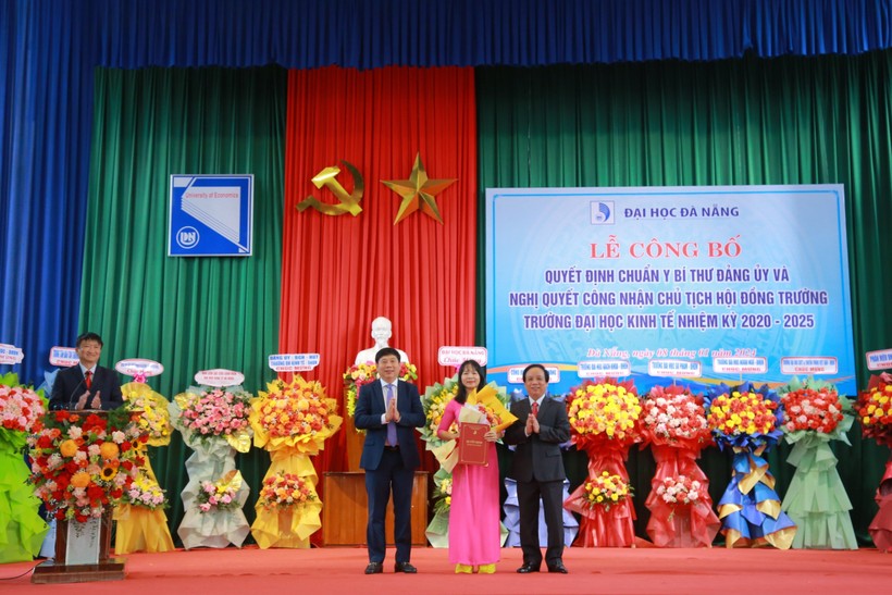 Đại diện Ban Giám đốc ĐH Đà Nẵng trao quyết định cho PGS.TS Võ Thị Thúy Anh. 