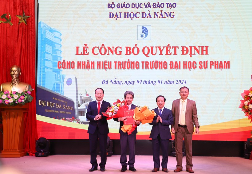 PGS.TS Võ Văn Minh (thứ 2 từ trái sang) nhận hoa chúc mừng tại Lễ công bố Quyết định Hiệu trường Trường ĐH Sư phạm, ĐH Đà Nẵng.