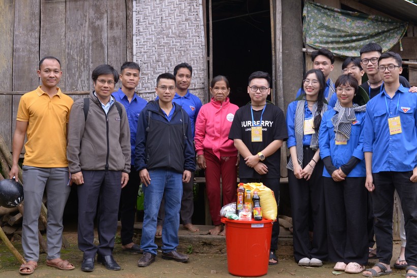Đội sinh viên tình nguyện của Trường ĐH Bách khoa và ĐH Ngoại ngữ, ĐH Đà Nẵng thăm hỏi, tặng quà cho một hộ gia đình ở thôn Chi Nêết. 