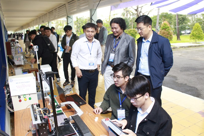 Có 150 sản phẩm đồ án tốt nghiệp được trưng bày tại "Ngày hội sáng tạo công nghệ năm 2024" của trường ĐH Sư phạm Kỹ thuật, ĐH Đà Nẵng.