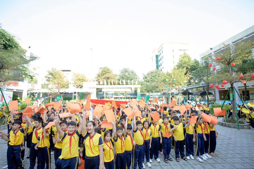 Học sinh Trường Tiểu học Lê Đình Chinh hào hứng tham gia hoạt động xếp hình với chủ đề Tự hào một dải non sông.