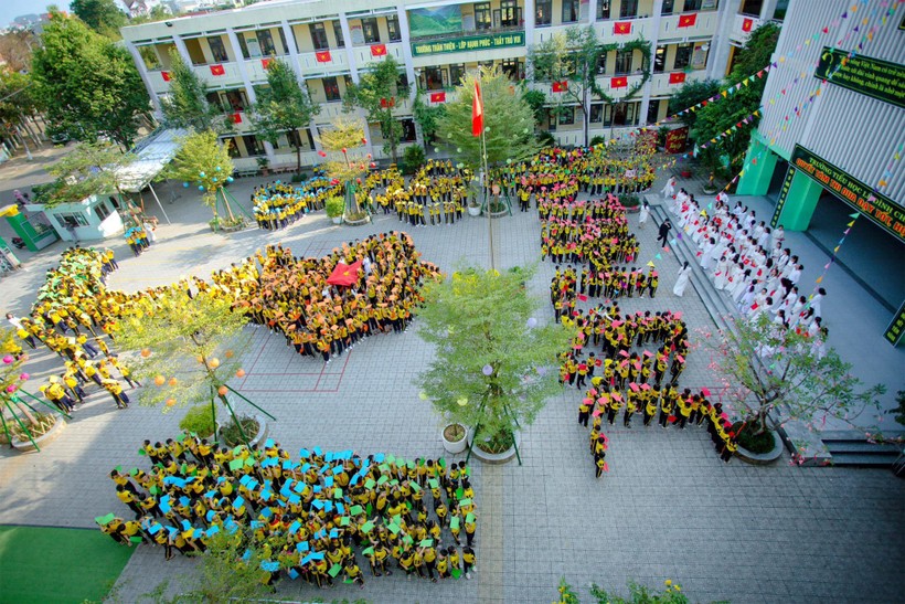 Sân trường Trường Tiểu học Lê Đình Chinh rực rỡ sắc màu với hoạt động xếp hình bản đồ Việt Nam chào mừng kỷ niệm 94 năm Ngày thành lập Đảng cộng sản Việt Nam.