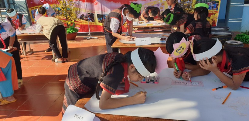 Học sinh Trường Phổ thông dân tộc bán trú Tiểu học - THCS tham gia phần thi đồng đội ở các trạm chơi trong Ngày hội văn hóa dân gian.