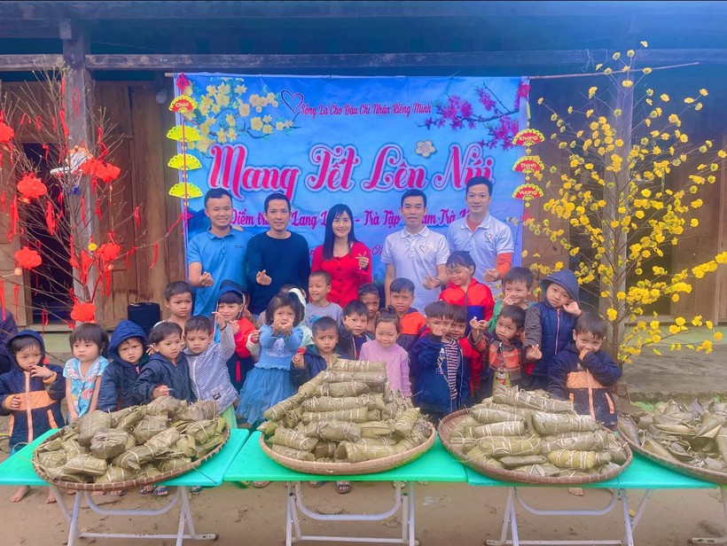 Câu lạc bộ Bạn thương nhau cùng tổ chức chương trình "Đưa Tết lên núi" tại điểm trường Lang Lương (Trà Tập, Nam Trà My, Quảng Nam).