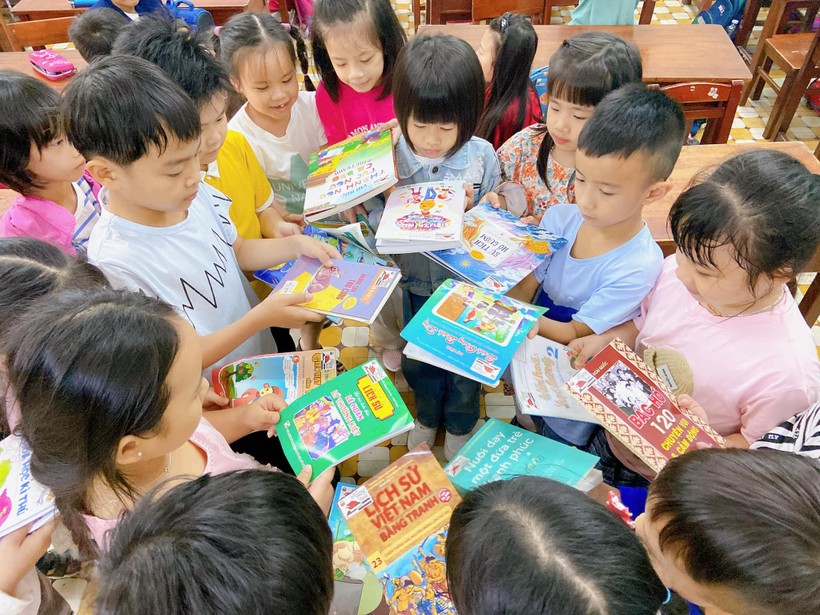 Học sinh lớp 2/1, Trường Tiểu học Phan Đăng Lưu được cô giáo chủ nhiệm tặng sách trong ngày đầu đi học trở lại sau kỳ nghỉ Tết Nguyên đán.