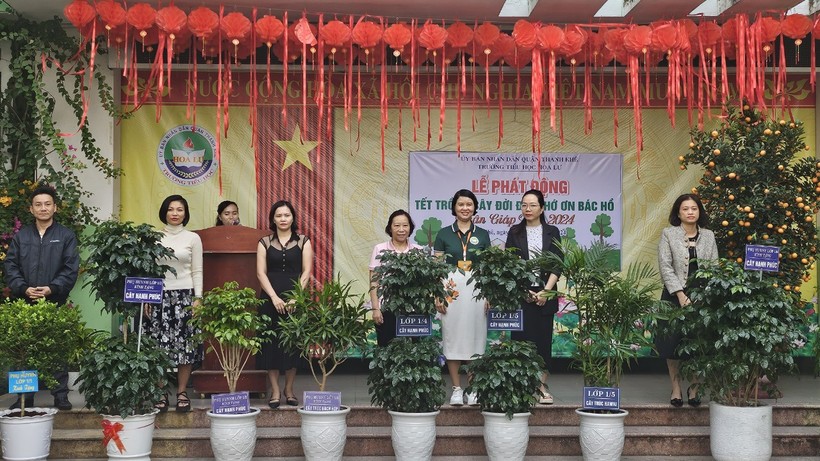 Phụ huynh học sinh cùng Ban giám hiệu Trường Tiểu học Hoa Lư (quận Thanh Khê, TP Đà Nẵng) trồng cây xanh hưởng ứng phong trào trường học “Xanh – sạch – sáng – bốn mùa hoa