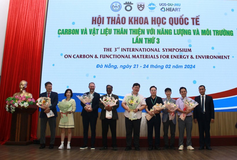 Đại diện Trường ĐH Sư phạm Kỹ thuật, ĐH Đà Nẵng tặng hoa lưu niệm cho các chuyên gia tại hội thảo.