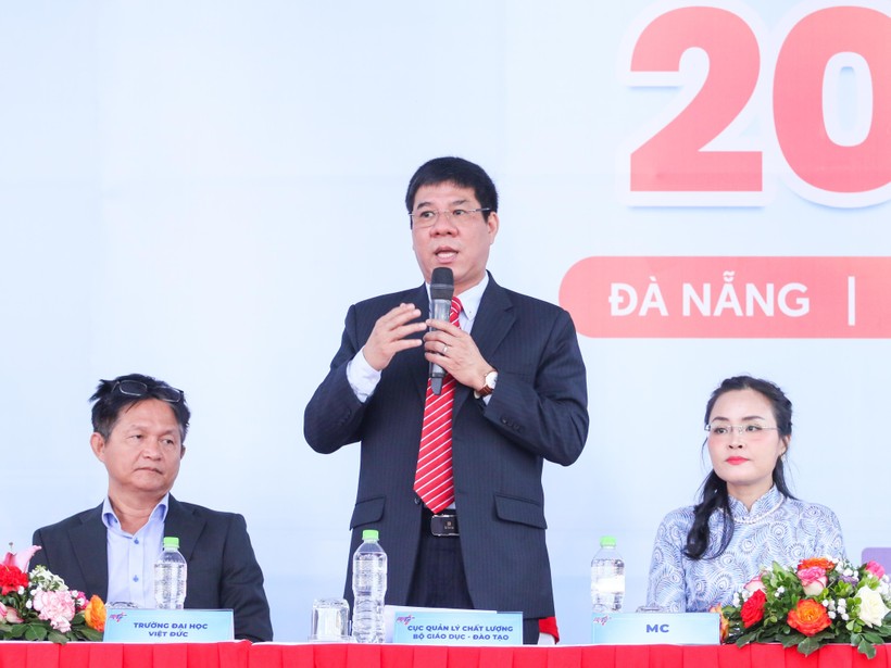 Ông Huỳnh Văn Chương, Cục trưởng Cục Quản lý chất lượng, Bộ GD&ĐT (đứng giữa) thông tin tại Chương trình Tư vấn mùa thi năm 2024 tổ chức tại Đà Nẵng.