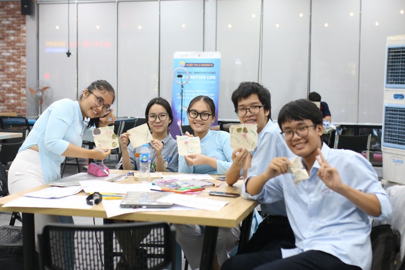 Học sinh Trường THPT Chuyên Lê Quý Đôn trong một dự án học tập trải nghiệm tại Không gian sáng chế, Viện Nghiên cứu và Đào tạo Việt - Anh (ĐH Đà Nẵng). 