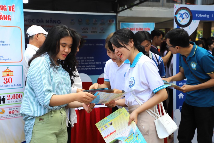 Học sinh tìm hiểu thông tin tại Ngày hội Tư vấn mùa thi 2024 do Bộ GD&ĐT và Báo Thanh niên tổ chức tại Đà Nẵng.