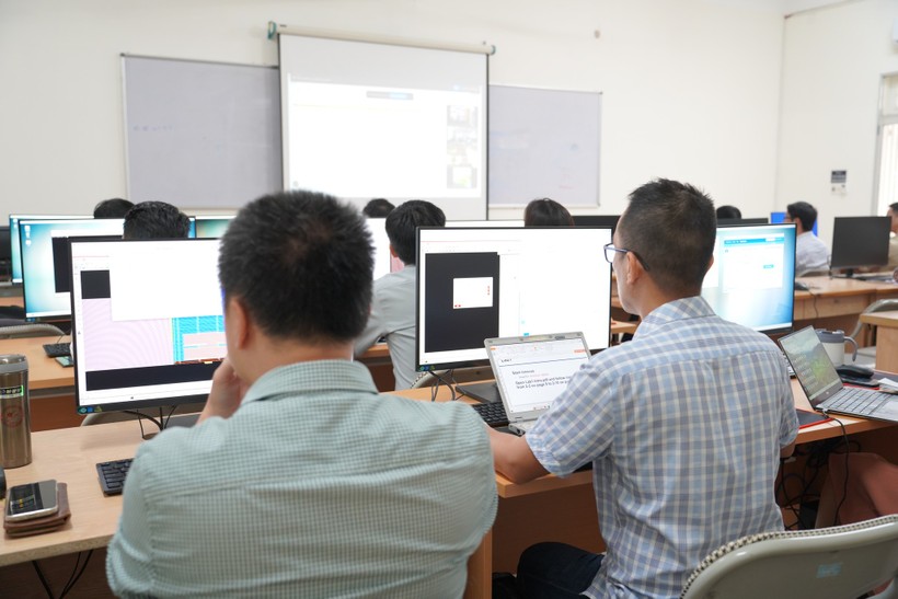 Các học viên tham gia khóa đào tạo “Thiết kế vật lý vi mạch VLSI cơ bản” cụm Đà Nẵng, đặt tại Trường ĐH Bách khoa, ĐH Đà Nẵng. 