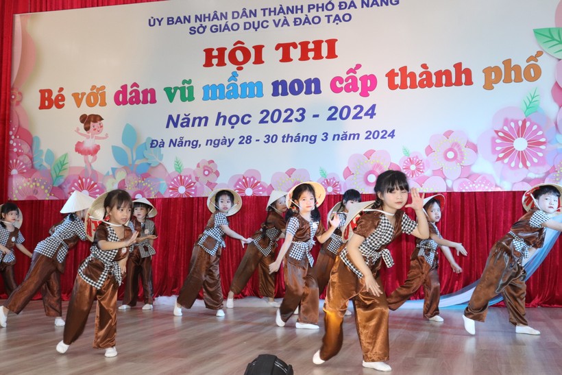 Một tiết mục tham gia hội thi Bé với dân vũ mầm non do Sở GD&ĐT Đà Nẵng tổ chức. 