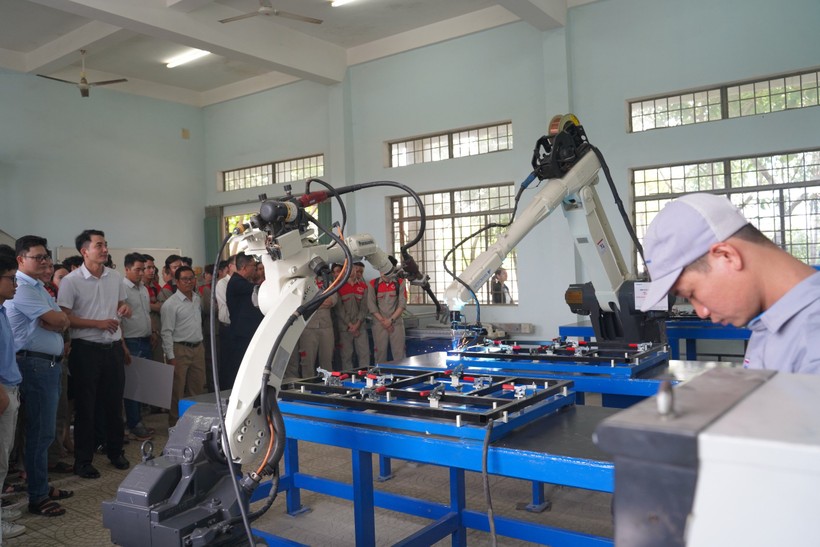 2 robot hàn do doanh nghiệp tài trợ được lắp đặt tại Phòng Thí nghiệm Hàn, Trường ĐH Bách khoa, ĐH Đà Nẵng.
