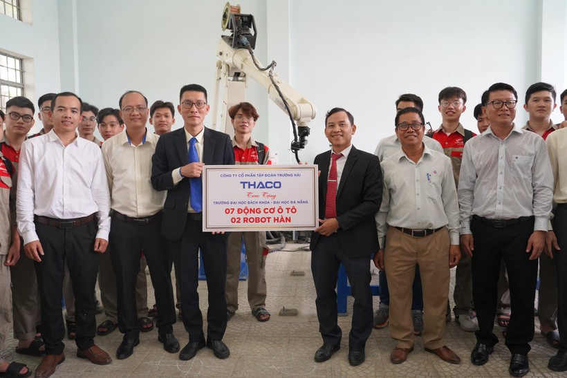Đại diện Trường ĐH Bách khoa, ĐH Đà Nẵng tiếp nhận biểu trưng tài trợ từ Công ty cổ phần Tập đoàn Trường Hải. 