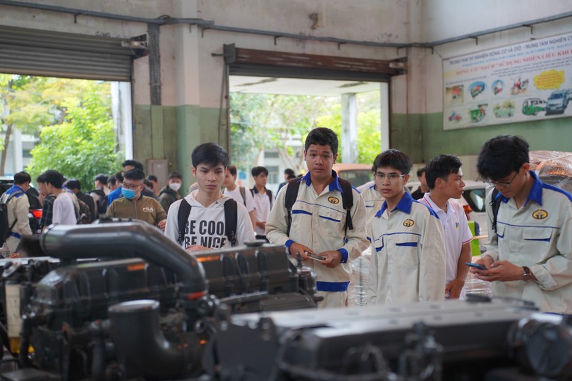 Sinh viên tiếp cận xe ô tô điện tại Trung tâm Thí nghiệm Động cơ và Ô tô Trường ĐH Bách khoa, ĐH Đà Nẵng. 