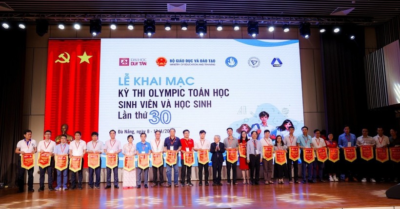 Đại diện lãnh đạo Trường ĐH Duy Tân trao cờ lưu niệm cho các đội dự thi. 