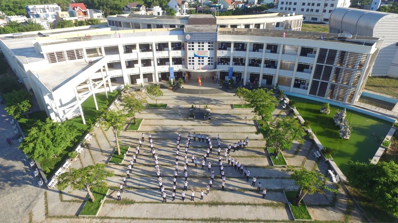 Trường THPT chuyên Nguyễn Bỉnh Khiêm (Tam Kỳ, Quảng Nam).