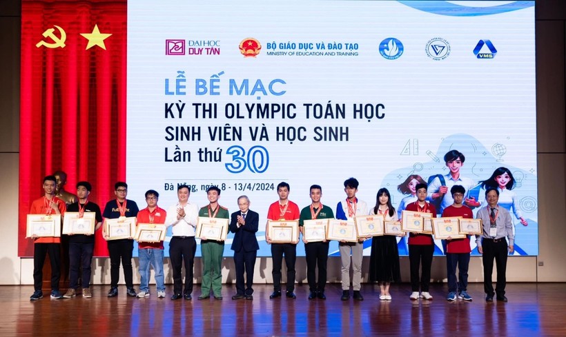 Ban tổ chức trao giải cho 11 thí sinh đạt giải đặc biệt tại Kỳ thi Olympic Toán học sinh viên và học sinh lần thứ 30. 
