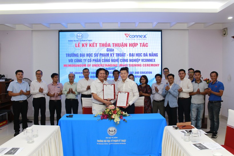 Đại diện Trường ĐH Sư phạm Kỹ thuật, ĐH Đà Nẵng và Công ty cổ phần Công nghệ Công nghiệp Vconnex ký kết biên bản hợp tác. 