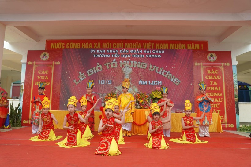 Tiết mục biểu diễn văn nghệ của học sinh Trường Tiểu học Hùng Vương (quận Hải Châu, TP Đà Nẵng). 